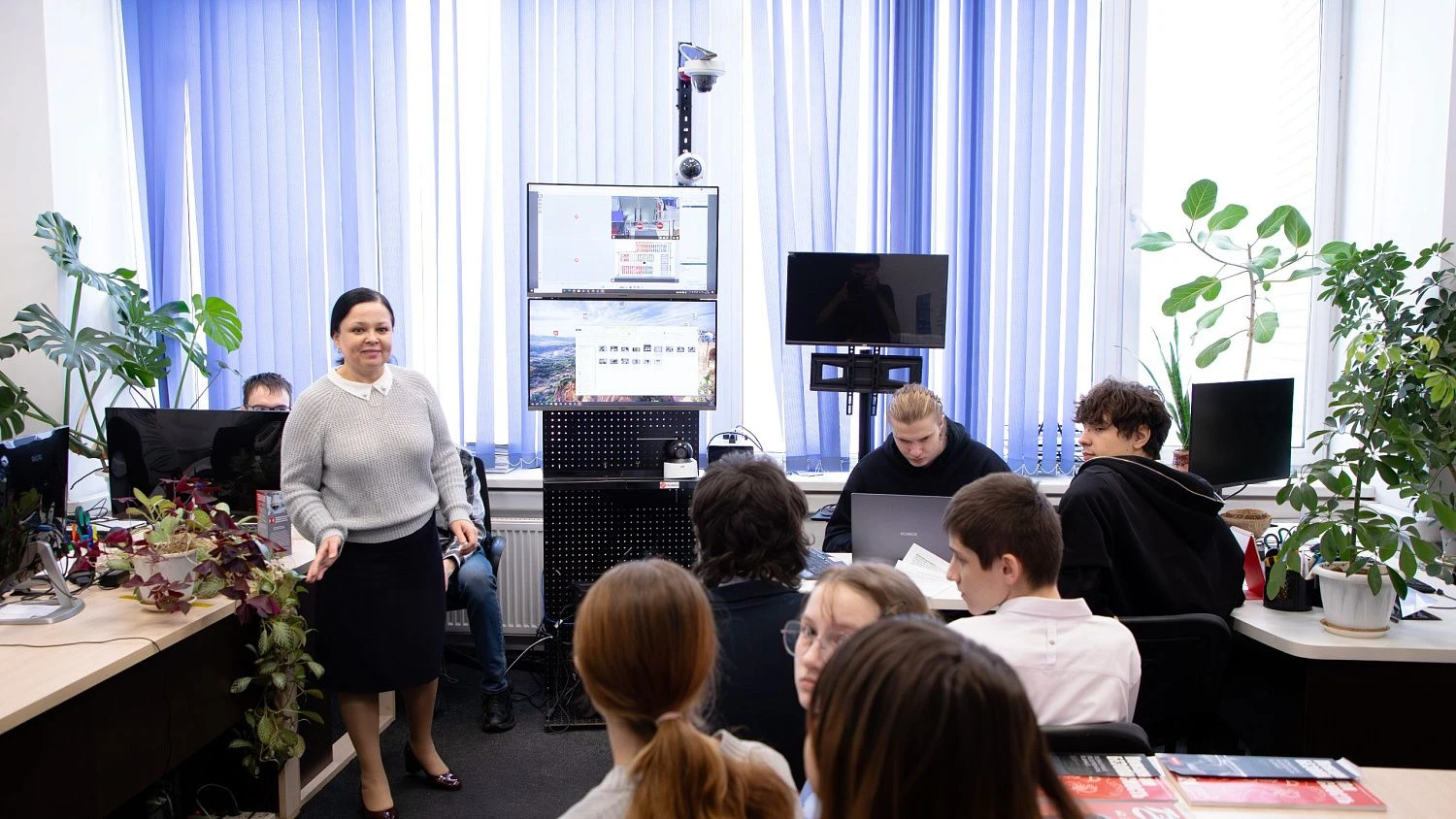 Проводим обучение молодых специалистов ИИ-видеонаблюдению. собрали стенд для этих целей.