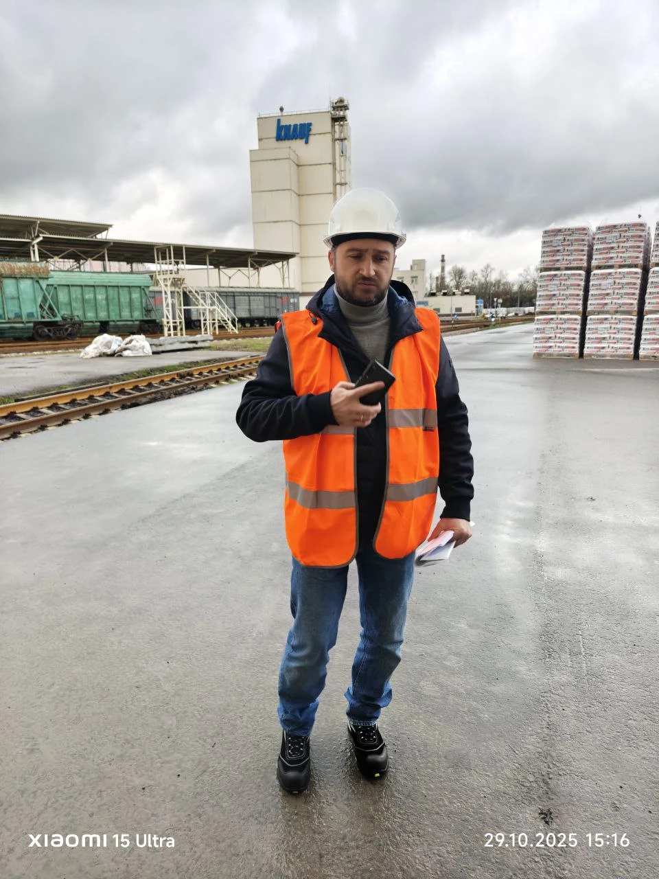 Сотрудник ООО «СВС-Проект» на заводе «КНАУФ».