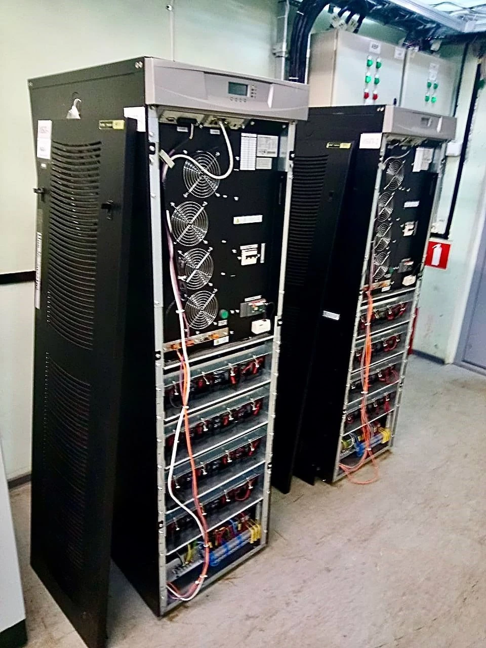 Монтаж новой параллельной системы ИБП Eaton 9355 на объекте. После ввода в эксплуатацию оборудование проходит регулярное техническое обслуживание в течение гарантийного периода