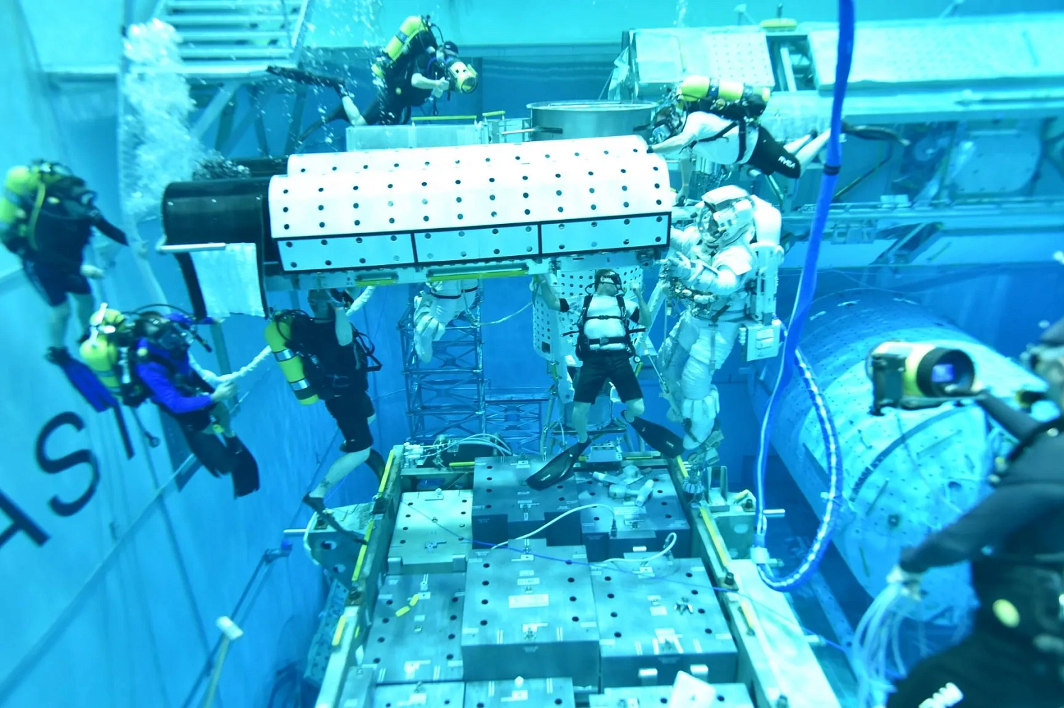 Бассейн Neutral Buoyancy Laboratory, фото: NASA